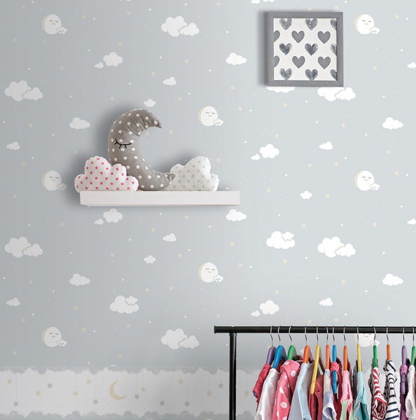 Kinderzimmer mit Wolkenmuster-Tapete, Regal mit Mond- und Wolkenkissen und Kleiderständer