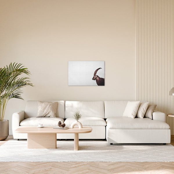 Wohnzimmer mit einer Wanddekoration, die einen Steinbock zeigt