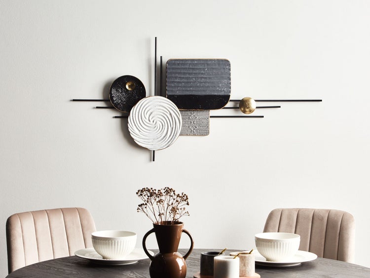 Dekorative Wanddekoration mit geometrischen Formen und abstraktem Design.