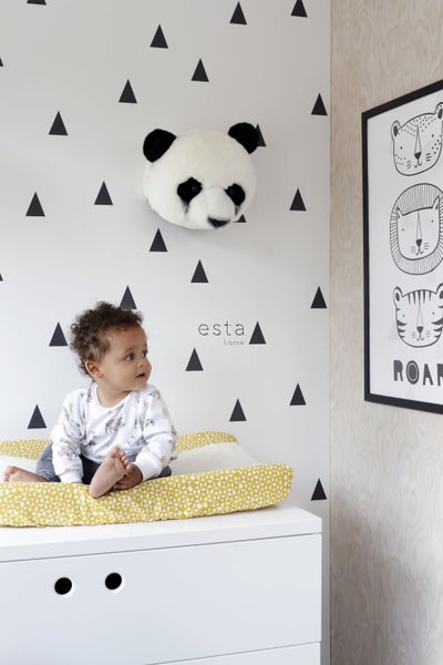 Babyzimmer mit Wickelauflage, Wanddekoration und Kindermöbeln