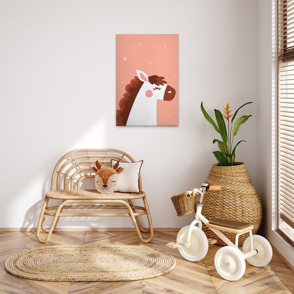 Kinderzimmerdekoration mit Pferdebild, Rattansitzbank, Fahrrad und ovalem Teppich
