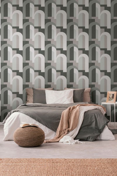 Modernes Badezimmer mit Waschtisch, Spiegel und Deckenleuchte.