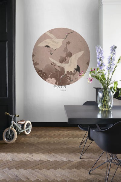 Ein Zimmer mit einer Wandtapete mit Kranich-Motiv von Esta Home, einem Esstisch mit Stühlen und einem Kinderfahrrad.