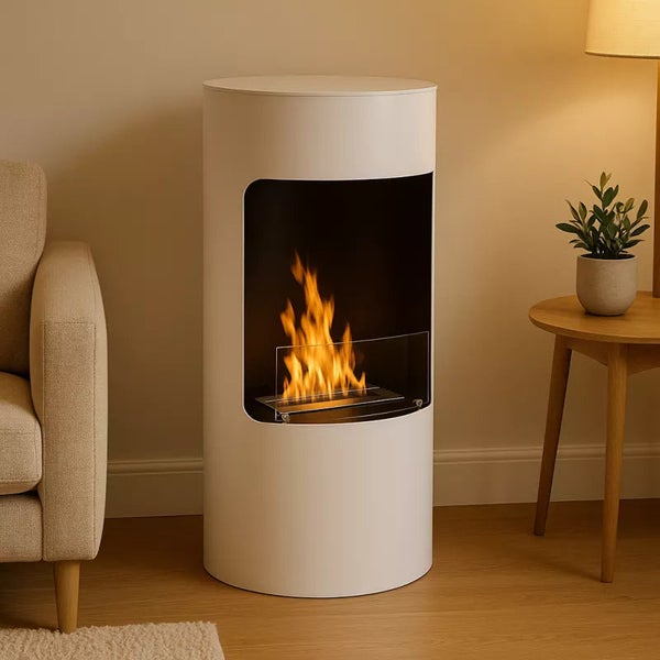 Ethanolkamin in zylindrischem Design mit Flamme im Wohnzimmer