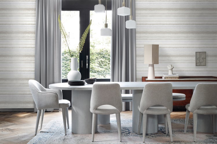 Helles Esszimmer mit Esstisch, Stühlen, Pendelleuchten und dekorativen Elementen für ein stilvolles Ambiente.