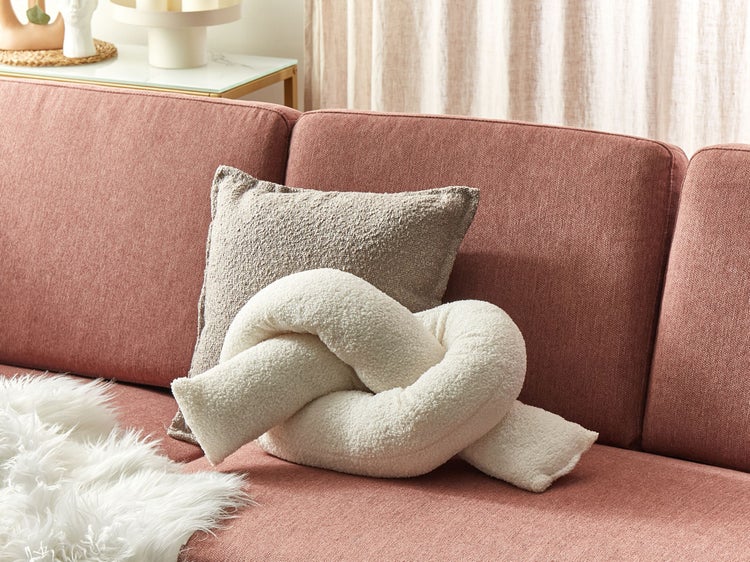 Dekoratives Wohnzimmer mit Sofa und Kissen