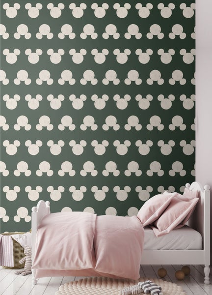 Kinderzimmer mit Tapete mit Mickey Mouse Muster und weißem Bett