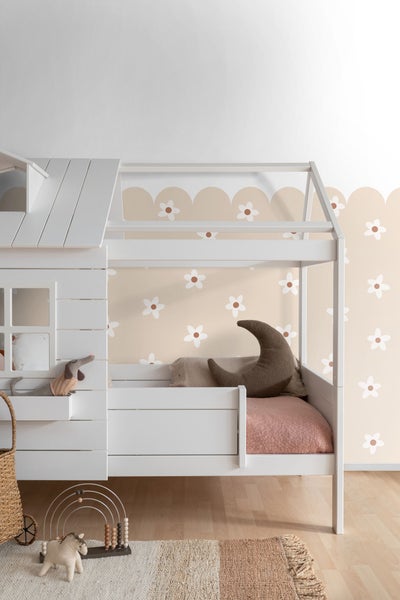 Kinderspielzimmer mit weißem Hochbett, Spielzeug und Teppich