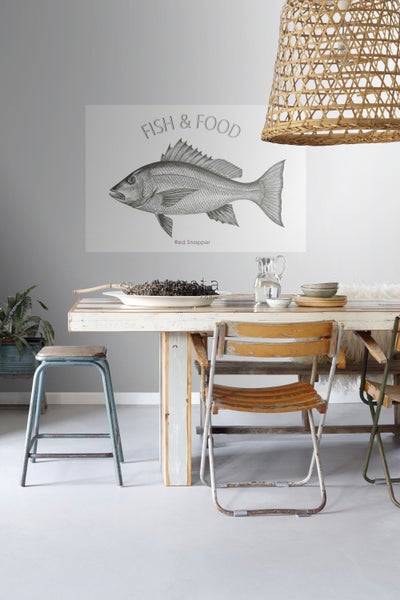 Esszimmer mit Esstisch, Stühlen, Hocker und Fischillustration an der Wand