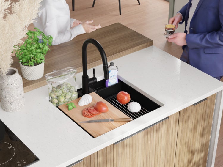 Küchenspüle mit Armatur, Schneidebrett und Lebensmitteln auf einer Küchentheke.