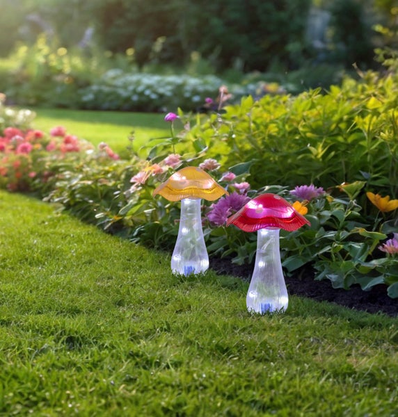 Zwei Pilzleuchten im Garten, dekorative Gartenbeleuchtung