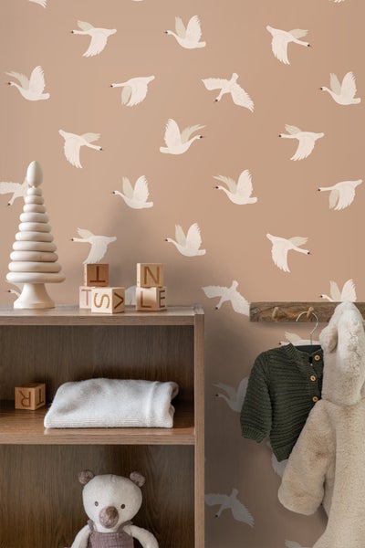 Kinderzimmer mit Schrank, Spielzeug und Tapete mit Schwanenmuster