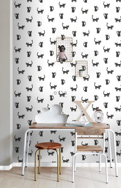 Kinderzimmer mit Katzentapete, Schreibtisch und Stuhl