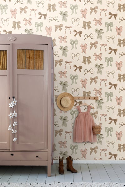 Kinderzimmer mit Schrank und Schleifen Tapete