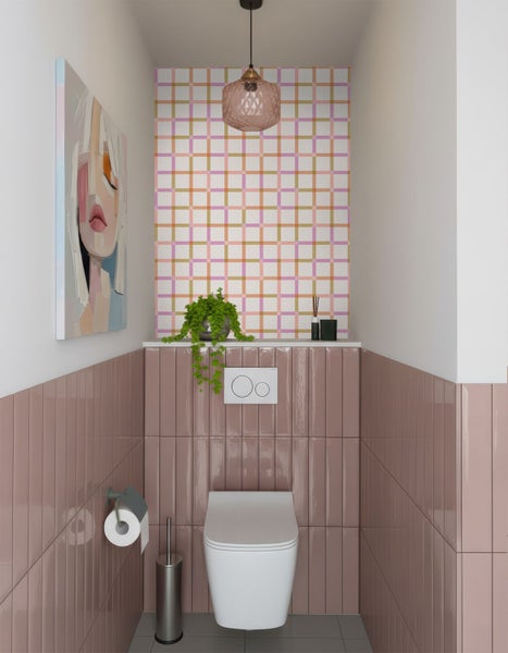 Helles Gäste-WC mit hängendem WC, rosa vertikalen Fliesen, karierter Wandgestaltung, Kunstwerk und einer Hängeleuchte aus Glas.