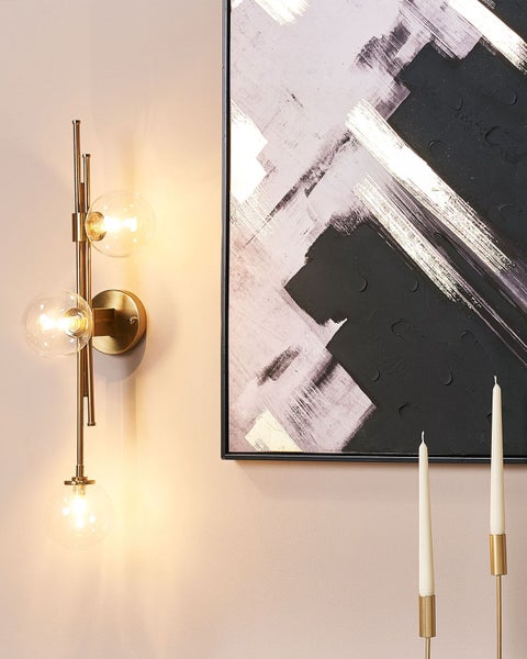 Wandleuchte mit drei Glaskugeln und abstrakte Malerei im Rahmen