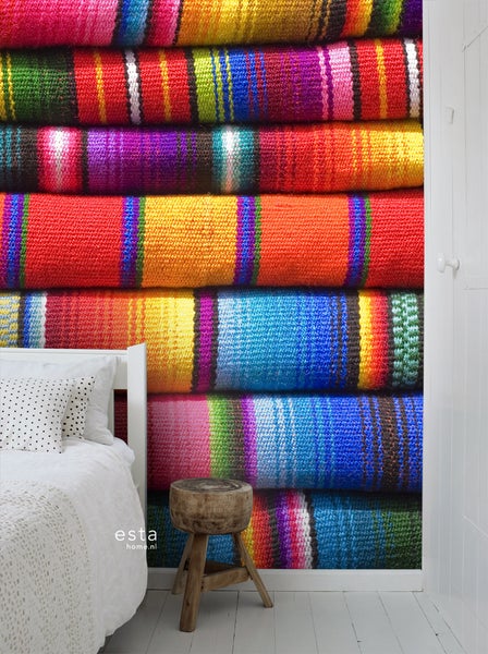 Schlafzimmer mit farbenfroher Tapete mit Deckenstapel und Holzhocker