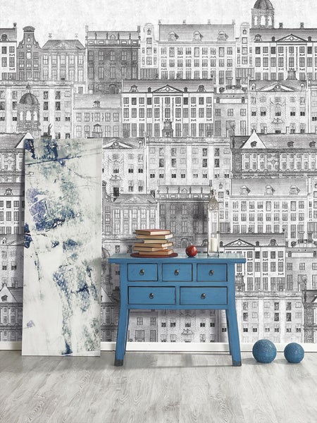 Dekorative Szene mit blauem Tisch, Büchern, Kunst und Hausfassaden Tapete