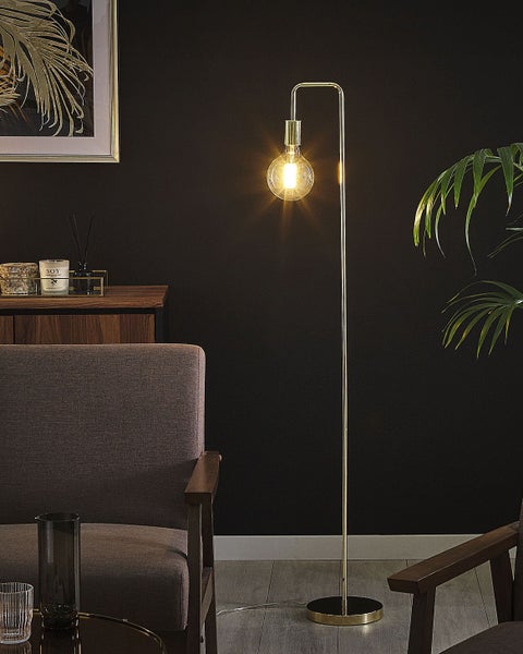 Stehlampe mit Glühbirne in einem Wohnzimmer
