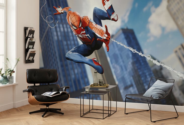 Wohnzimmer mit Sessel, Stuhl, Tisch und einer Wandtapete von Spider-Man vor einer Skyline