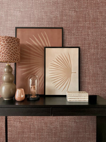 Dekorative Szene mit Lampe, Bildern und Aufbewahrungsbox auf einem Tisch