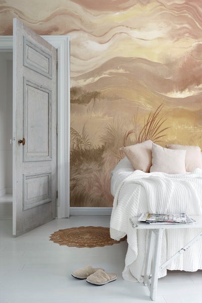 Schlafzimmer mit Tapete im Landschaftsmotiv, offenstehender Tür und weiß gestrichenem Holzboden