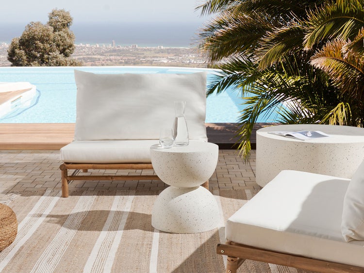 Szene mit Lounge-Möbeln im Außenbereich, inklusive Tisch und Sessel