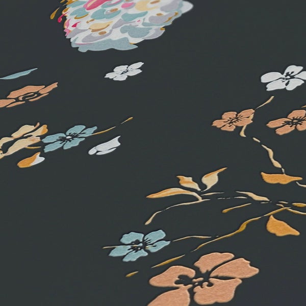 Wohnzimmer mit Sofa, Couchtisch, Teppich und Stehlampe.