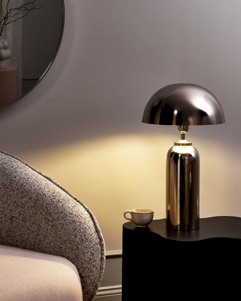 Tischleuchte aus Metall mit Schirm