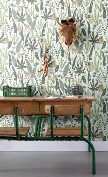 Zimmer mit Dschungeltapete, Schreibtisch, Affenstofftier und Giraffenkopf