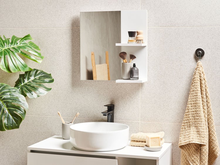 Helles Badezimmer mit Waschbecken, Spiegel, Handtuch und Dekoration