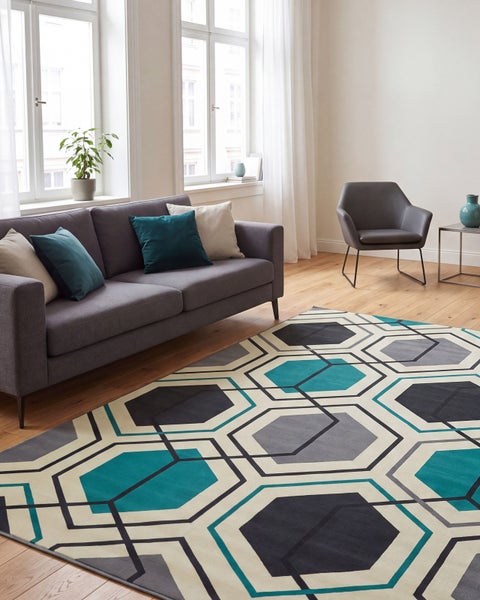 Wohnzimmer mit Sofa, Sessel und modernem Teppich mit geometrischem Sechseckmuster auf Holzboden vor großen Fenstern.