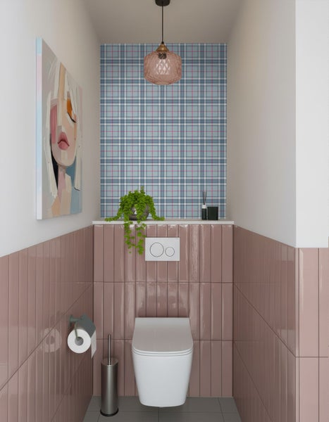 Modernes Gäste-WC mit wandhängender Toilette, rosa vertikalen Fliesen, karierter Wandgestaltung, Hängeleuchte und Wandbild.