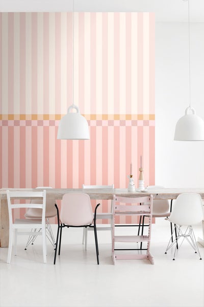 Heller Essbereich mit Holztisch, verschiedenen Stühlen und gestreifter Tapete