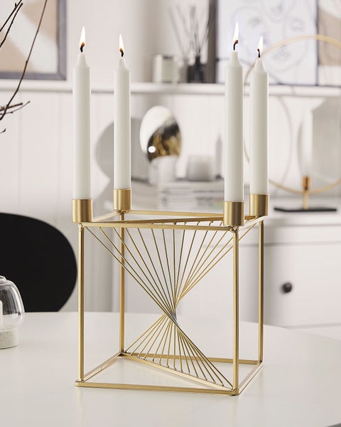 Kerzenständer aus Metall mit vier weißen Kerzen