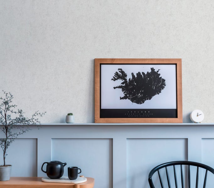 Dekoratives Wohnzimmer mit Wandpaneel und gerahmter Islandkarte