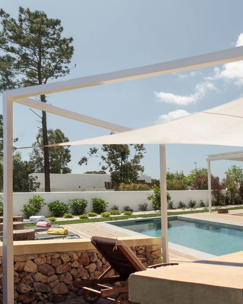 Szene mit Pool, Gartenmöbeln und Sonnenschutz für den Außenbereich