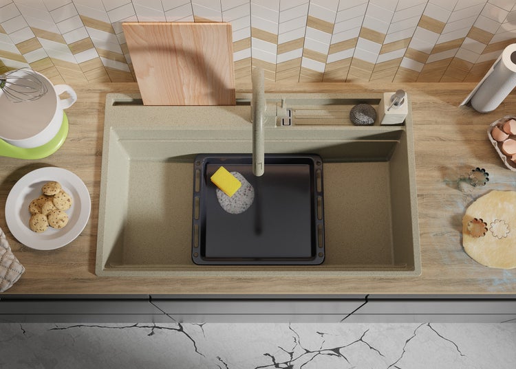 Küchenszene mit Spüle, Geschirr und Backutensilien auf einer Arbeitsplatte