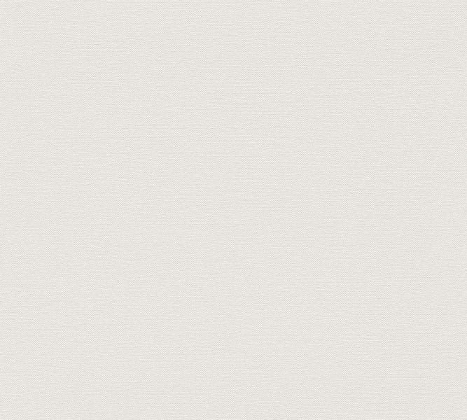 Handwerker benutzt einen oszillierenden Fein Multimaster Schleifer zum Schleifen einer Holzoberfläche