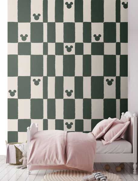 Kinderzimmer mit Wandtapete im Schachbrettmuster und Mickey Mouse Motiven, Bett und Dekoration