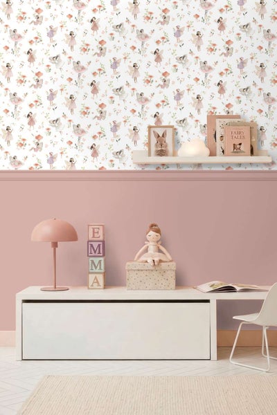 Kinderzimmer mit Feen Tapete und pastellfarbener Wandgestaltung, dekoriert mit Spielzeug, Lampe und Bilderleiste.