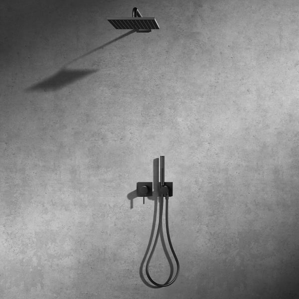 Modernes matt schwarzes Duschsystem mit großer Regendusche, Handbrause und Unterputz-Armatur an einer grauen Wand in Betonoptik.