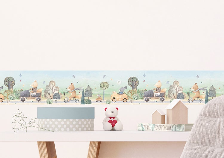Tapetenbordüre für das Kinderzimmer mit Tiermotiven wie Füchsen und Hasen in Fahrzeugen vor einer Waldlandschaft.