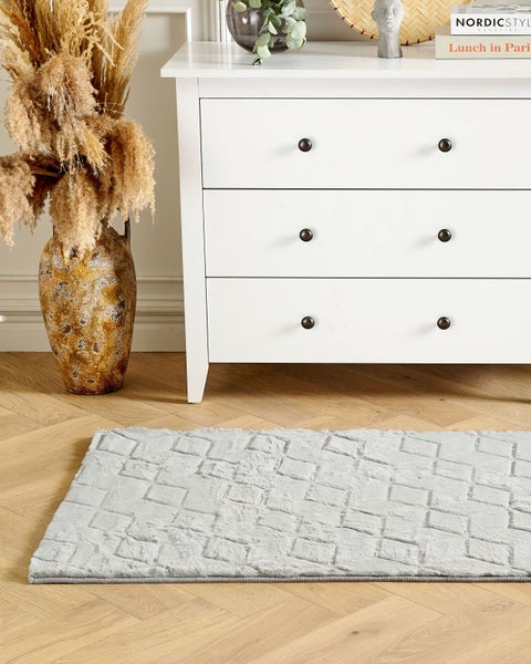 Rechteckiger Badteppich mit Würfelmuster und Detailansicht