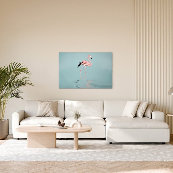Wohnzimmer mit Sofa, Tisch und einem Wandbild, das einen Flamingo zeigt.