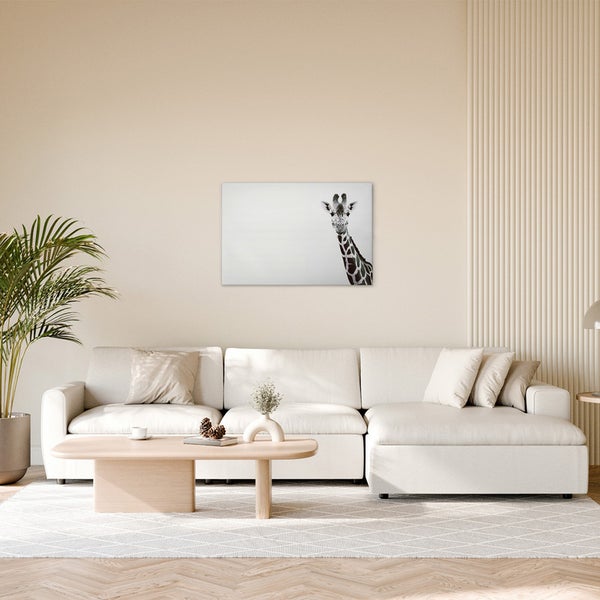 Wohnzimmer mit Sofa, Couchtisch und Wandbild einer Giraffe