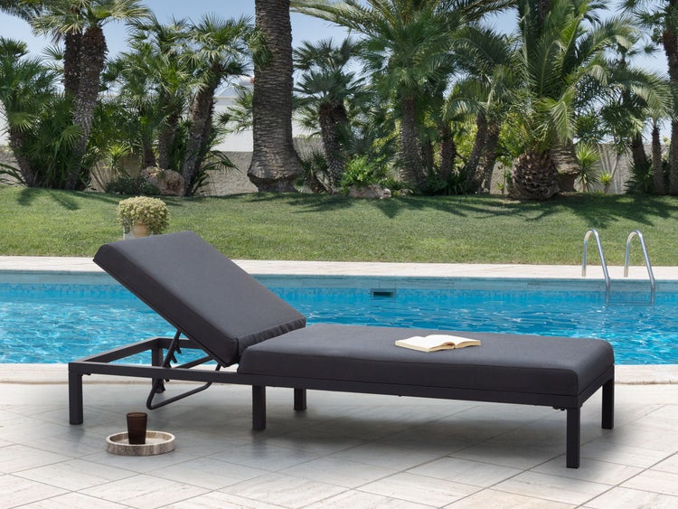 Hängesessel mit Gestell und grauen Kissen