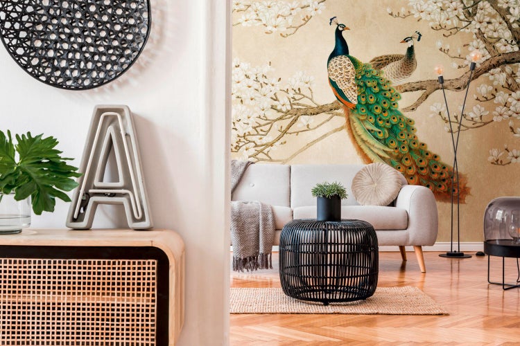 Dekoratives Wohnzimmer mit Pfauentapete, Sofa und Beistelltisch