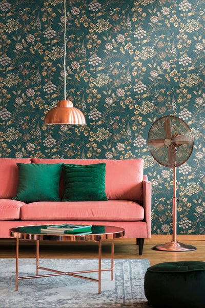 Tapete mit floralem Muster auf einer Rolle