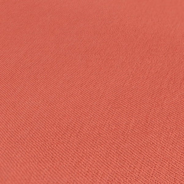 Schlafzimmer mit Bett, Nachttisch und Dekorationsartikeln